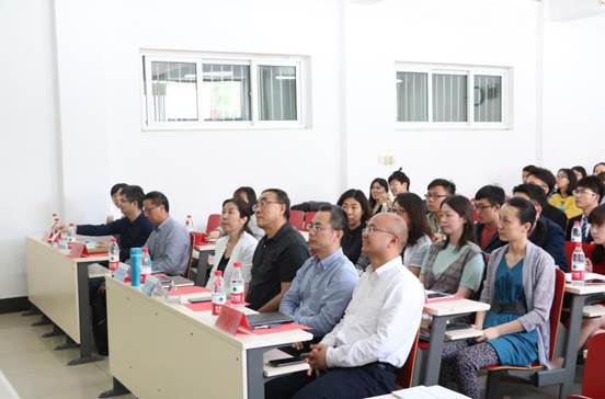 多人色情
一届十七任学生组织负责人选举大会顺利举行