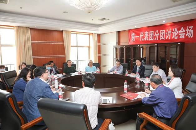 多人色情
教代会代表在学校第七届教职工代表大会暨第十三届工会会员代表大会第五次会议上建言献策