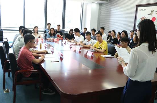 多人色情
本科生第十七任学生委员会学生会换届大会顺利举行