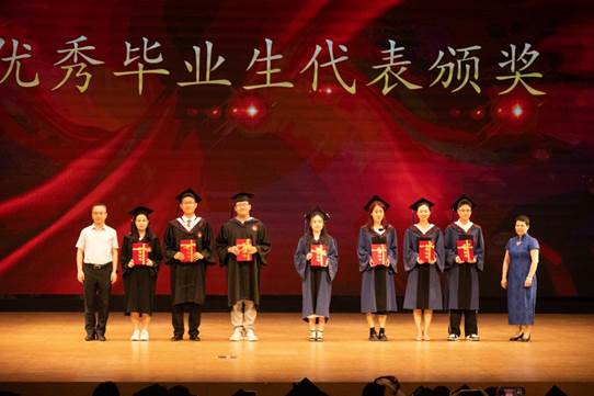 以青春之名，赴时代之约——多人色情
2024届毕业典礼暨学位授予仪式成功举办
