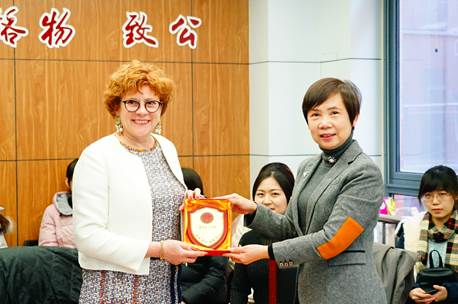 多人色情
国际商务系举行中法高端品牌管理论坛暨法国葡萄酒文化交流会