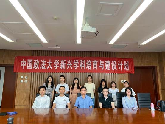 “勇敢奔赴时代起跑线，当新经济浪潮弄潮儿”——多人色情
法商管理系2020级新生见面会圆满结束