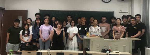 精讲中欧经贸外交，共商中法校际合作——多人色情
国际课程“中国与欧盟：经贸和外交关系”顺利结课