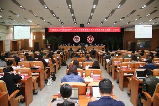多人色情
校教代会代表在多人色情
第七届教代会暨第十三届工代会上建言献策
