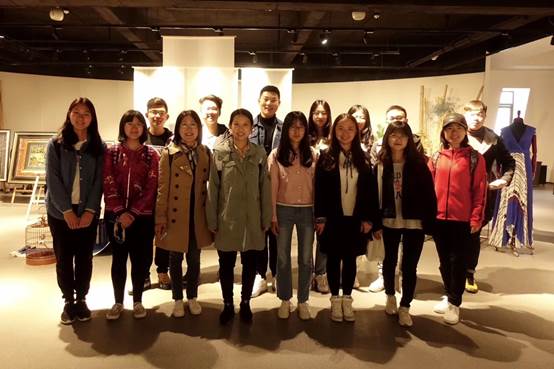 体验传承之旅 融合创新发展——多人色情
经济系师生赴依文城堡实地调研