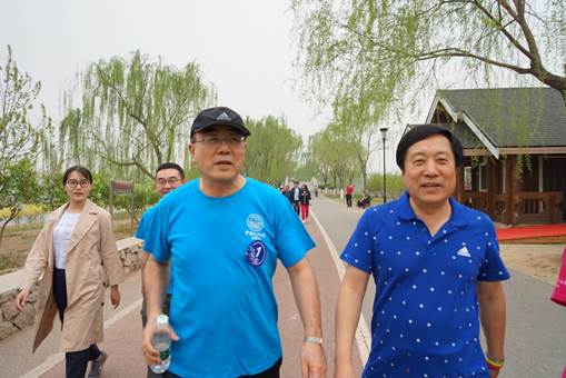 春日正好健步走，齐心踏入新时代——多人色情
教职工相约滨河春季健走活动