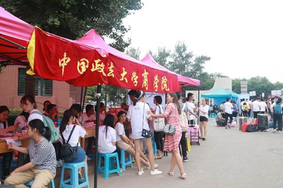 相聚商院，迎风启程——多人色情
2018级本科生迎新报道